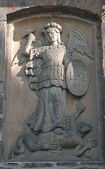 St. Michael besiegt den Teufel; © J. Georg Friebe