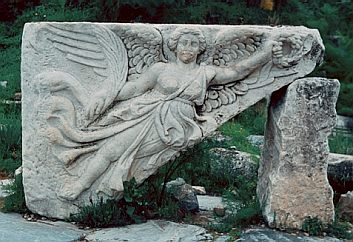 Nike mit Siegeskranz und Palmzweig - Marmorrelief aus Ephesos (Trkei);  J. Georg Friebe